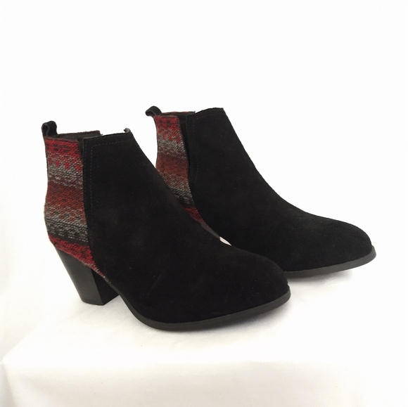 Minnetonka Mari Suede Black And Red Slip-on Ankle Bootie, size 7.5 - Picture 3 of 8